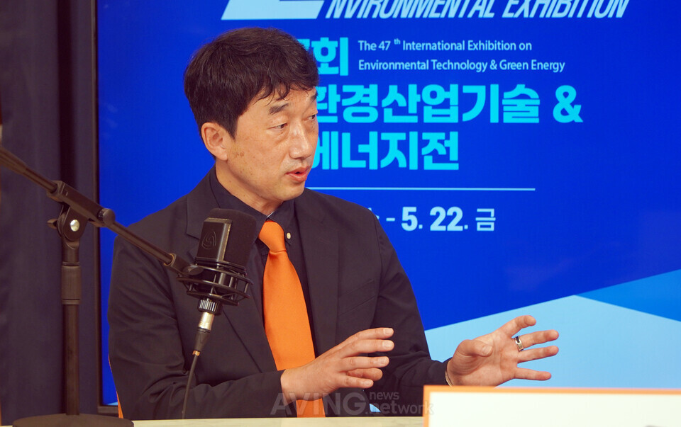 김재훈 투엔(Two-N) 대표가 5월 13일 MIK베이스캠프에서 열린 'ENVEX 2026' 사전 인터뷰에서 에이빙뉴스와 만나, 방송 인터뷰 후 추가 인터뷰를 통해 막증류(MD) 기반 워터 트랜지스터의 EU '핵심원자재법(CRMA)' 전략 프로젝트 진입 계획과 광산·산업 폐수서 핵심원자재 회수 사업 모델, 농축 효율 90%·무방류(ZLD) 구현 R&D 로드맵을 공개했다. | 사진 - 에이빙뉴스