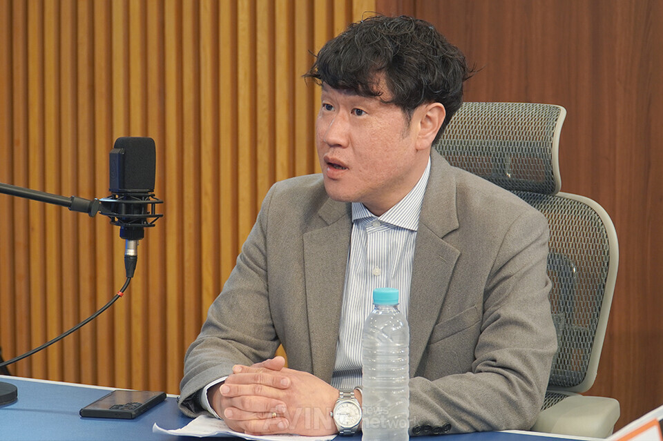 황익연 성화에프티 차장이?에이빙뉴스와 ENVEX 2026 특집 인터뷰를 진행하는 모습. I 촬영 - 에이빙뉴스