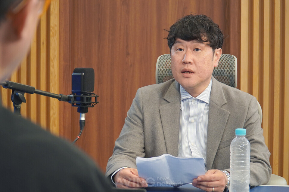 황익연 성화에프티 차장이?에이빙뉴스와 ENVEX 2026 특집 인터뷰를 진행하는 모습. I 촬영 - 에이빙뉴스