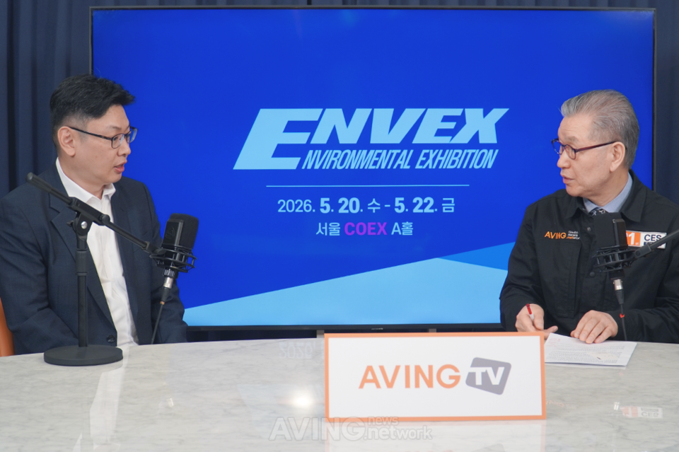 ENVEX 2026 특집 인터뷰 후 최지훈 에이빙뉴스 편집장(좌)과 송현준 젬마 기술영업 매니저(우)가?포즈를 취하고 있다?