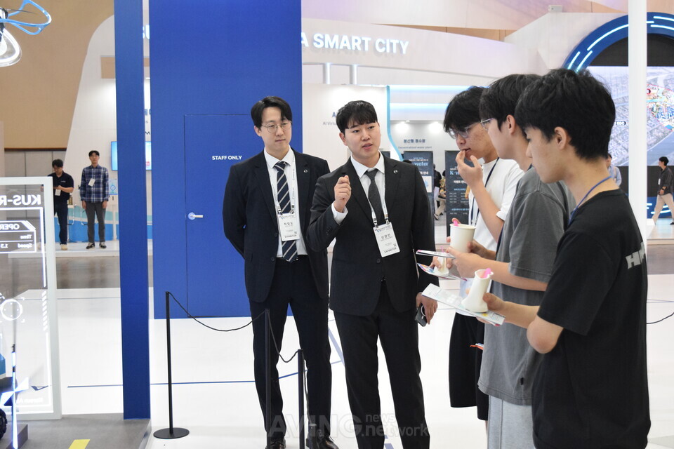 WSCE 2026에 참가한 대한항공 관계자의 AI 기술 소개 모습 | 촬영 - 에이빙뉴스