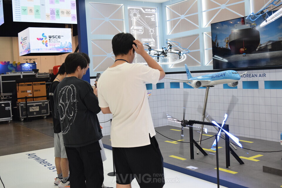 WSCE 2026에 참가한 대한항공 부스를 관람하는 관람객의 모습 | 촬영 - 에이빙뉴스