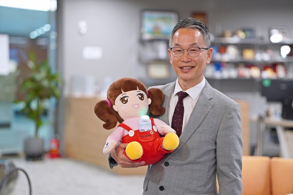 [판교 인터뷰] 기술·서비스·휴먼 결합한 AI 돌봄 로봇 '초롱이'… 미스터마인드, 글로벌 시니어 헬스케어 도약